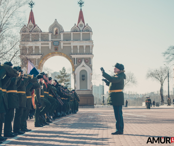 В День защитников Отечества, горожане возложили цветы к памятнику воинам-амурцам