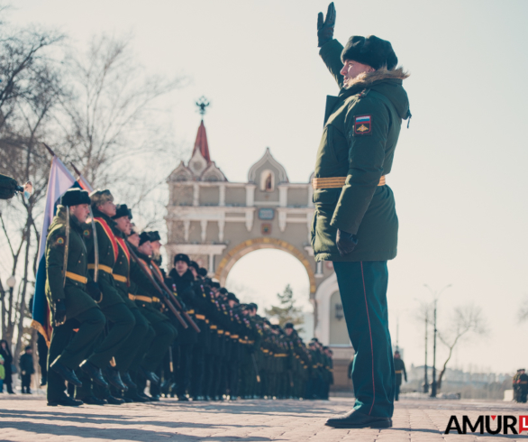 В День защитников Отечества, горожане возложили цветы к памятнику воинам-амурцам