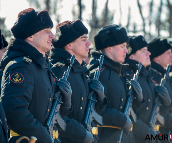 В День защитников Отечества, горожане возложили цветы к памятнику воинам-амурцам