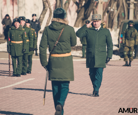 В День защитников Отечества, горожане возложили цветы к памятнику воинам-амурцам