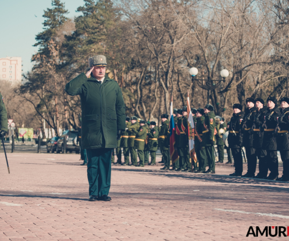 В День защитников Отечества, горожане возложили цветы к памятнику воинам-амурцам