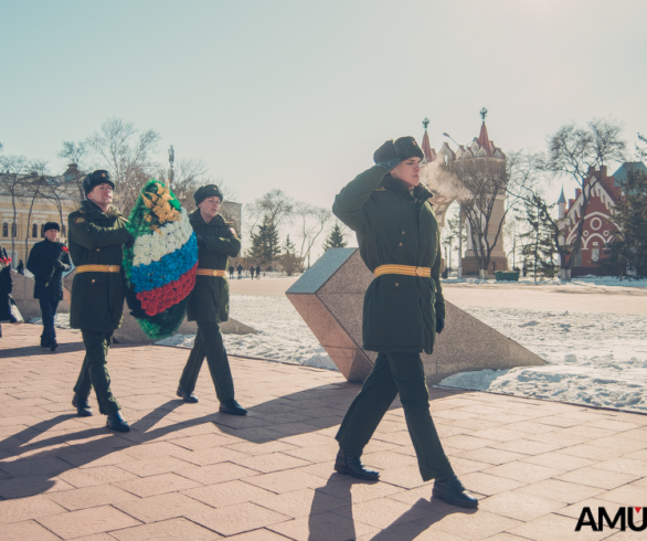 В День защитников Отечества, горожане возложили цветы к памятнику воинам-амурцам