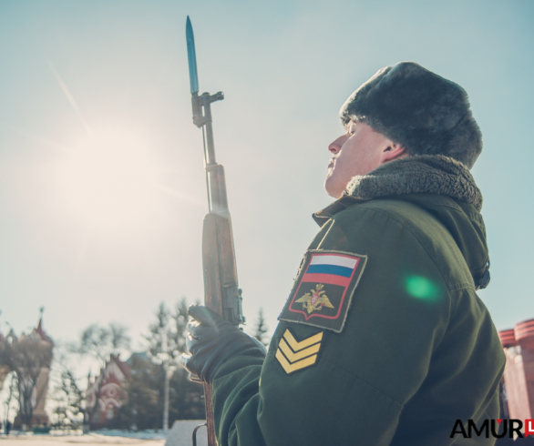 В День защитников Отечества, горожане возложили цветы к памятнику воинам-амурцам