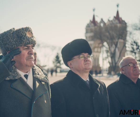 В День защитников Отечества, горожане возложили цветы к памятнику воинам-амурцам