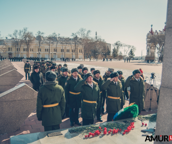 В День защитников Отечества, горожане возложили цветы к памятнику воинам-амурцам