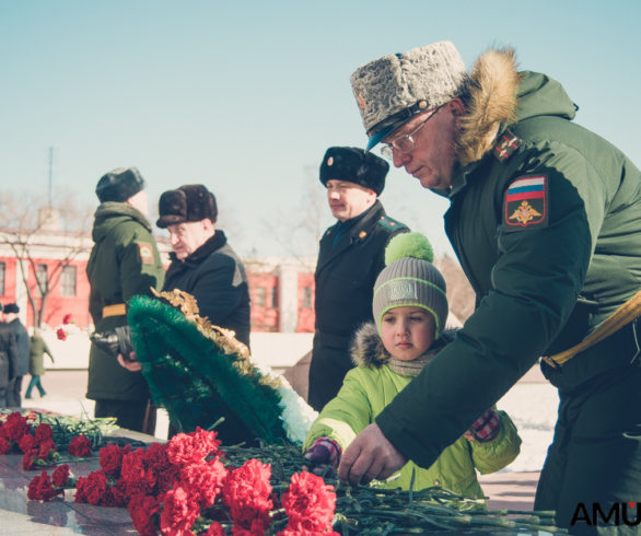 В День защитников Отечества, горожане возложили цветы к памятнику воинам-амурцам