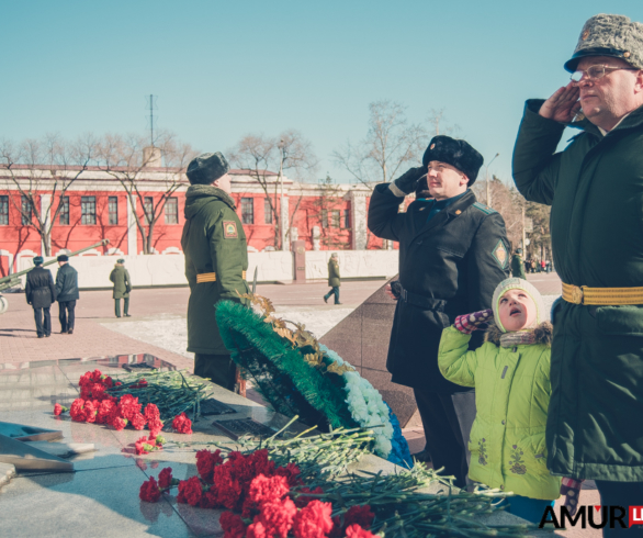 В День защитников Отечества, горожане возложили цветы к памятнику воинам-амурцам