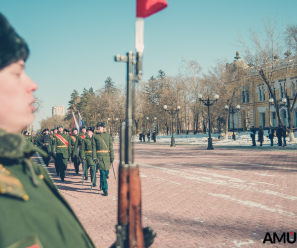 В День защитников Отечества, горожане возложили цветы к памятнику воинам-амурцам