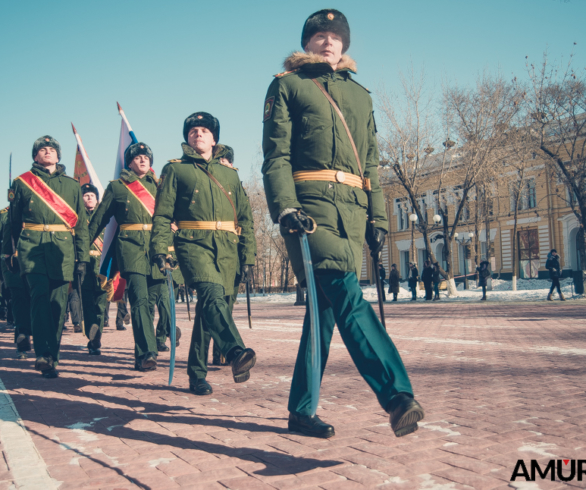 В День защитников Отечества, горожане возложили цветы к памятнику воинам-амурцам