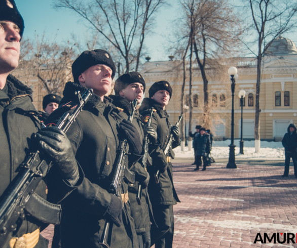 В День защитников Отечества, горожане возложили цветы к памятнику воинам-амурцам