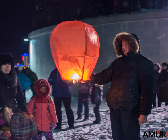 Амурчане вышли полюбоваться китайским фейерверком