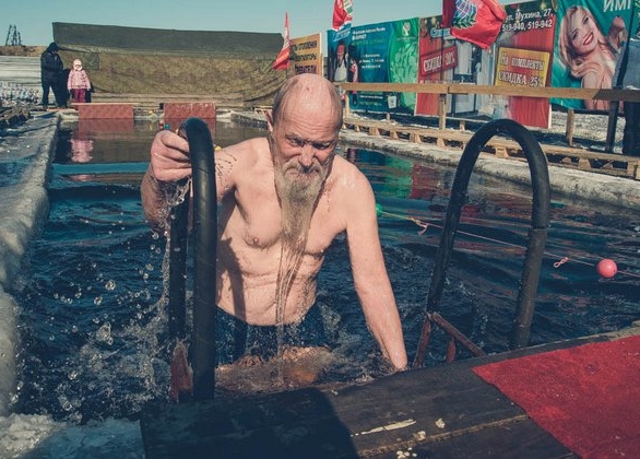 В Благовещенске «моржи» борются за звание «Железного человека»