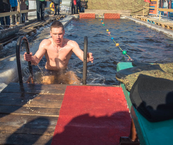 В Благовещенске «моржи» борются за звание «Железного человека»