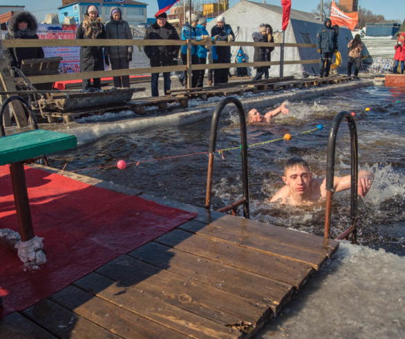 В Благовещенске «моржи» борются за звание «Железного человека»