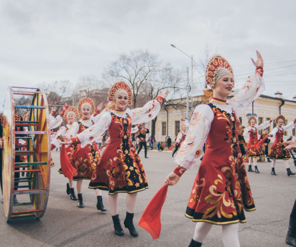 Рекордный хоровод, парад и танцующий город: «Ровесники» отметили юбилей