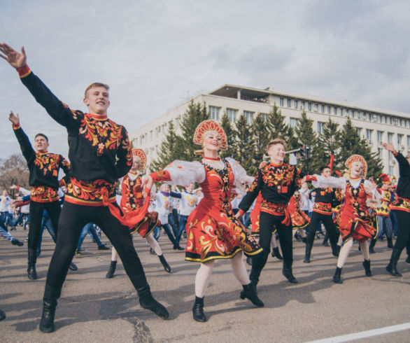 Рекордный хоровод, парад и танцующий город: «Ровесники» отметили юбилей