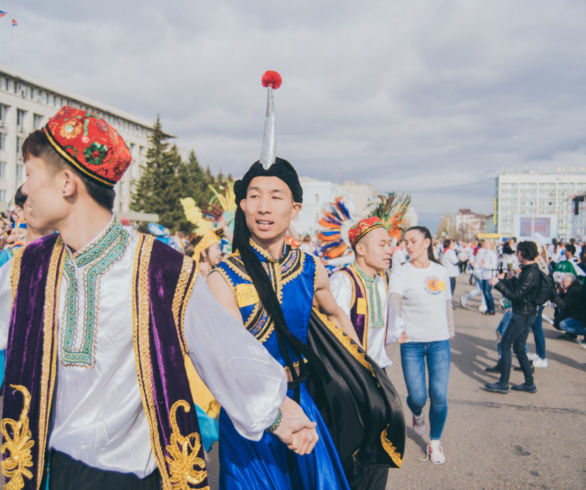 Рекордный хоровод, парад и танцующий город: «Ровесники» отметили юбилей