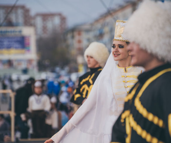 Рекордный хоровод, парад и танцующий город: «Ровесники» отметили юбилей