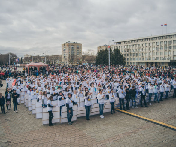 Рекордный хоровод, парад и танцующий город: «Ровесники» отметили юбилей