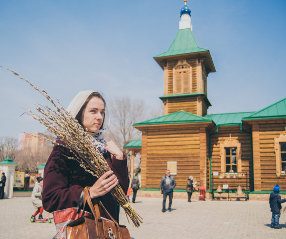 Сотни верующих амурчан сегодня освятили вербу в церквях