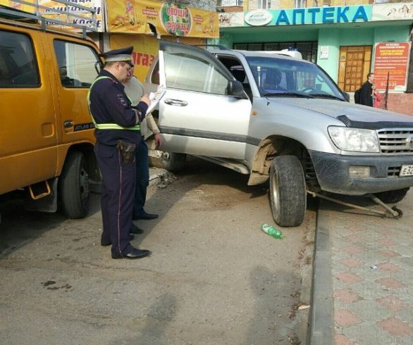 В Благовещенске внедорожник снес тележку с хот-догами и врезался в киоск