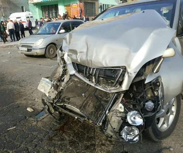 В Благовещенске внедорожник снес тележку с хот-догами и врезался в киоск