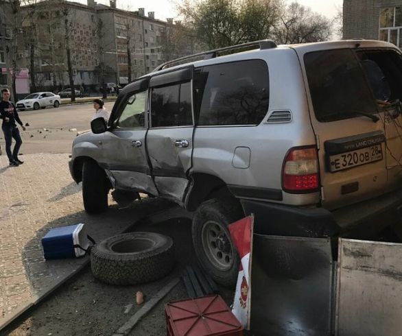 В Благовещенске внедорожник снес тележку с хот-догами и врезался в киоск