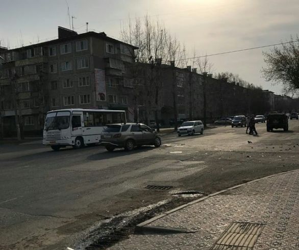 В Благовещенске внедорожник снес тележку с хот-догами и врезался в киоск