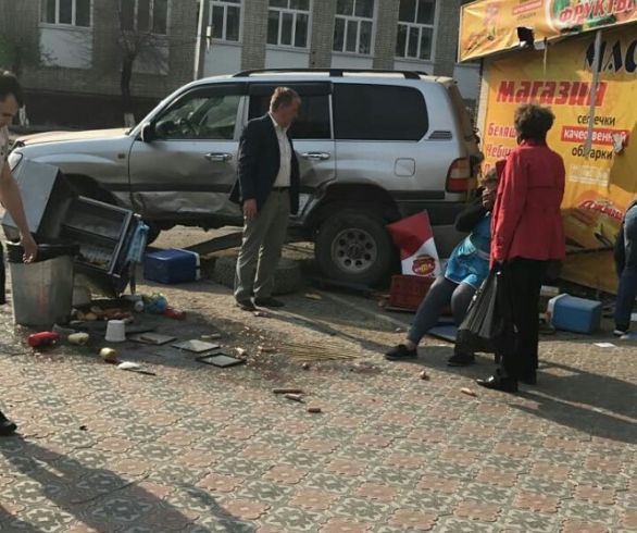 В Благовещенске внедорожник снес тележку с хот-догами и врезался в киоск