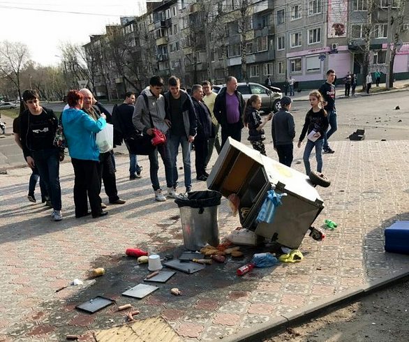 В Благовещенске внедорожник снес тележку с хот-догами и врезался в киоск