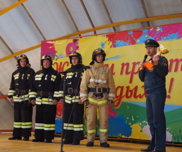 Амурские пожарные показали раритетную технику и накормили благовещенцев кашей