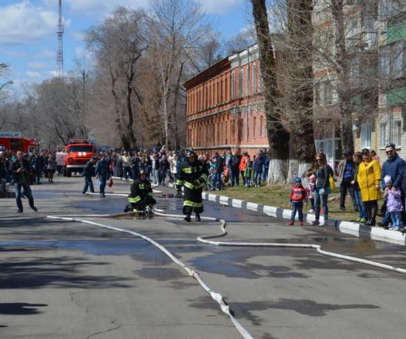 Амурские пожарные показали раритетную технику и накормили благовещенцев кашей