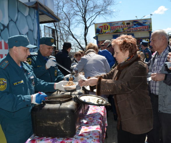 Амурские пожарные показали раритетную технику и накормили благовещенцев кашей