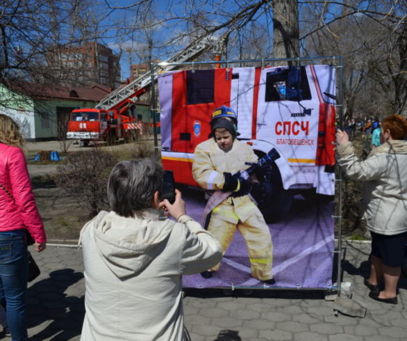 Амурские пожарные показали раритетную технику и накормили благовещенцев кашей