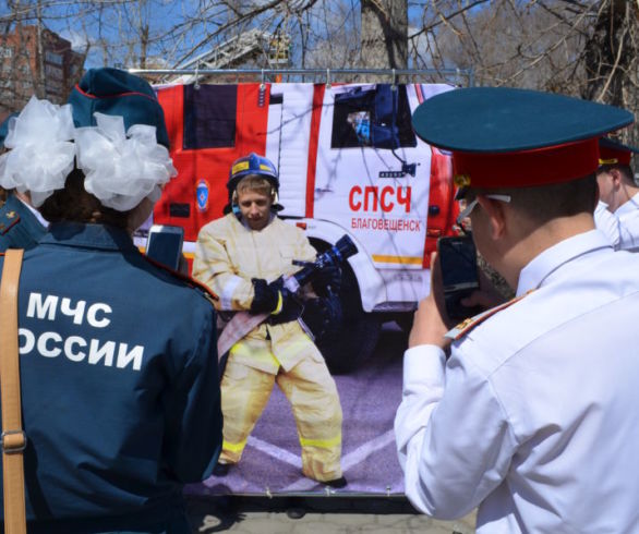 Амурские пожарные показали раритетную технику и накормили благовещенцев кашей