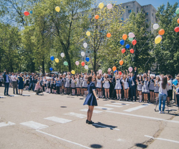 Почти тысяча благовещенских выпускников услышали свой последний звонок