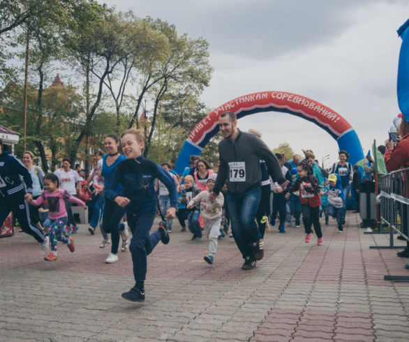 По набережной Благовещенска пробежали семьями