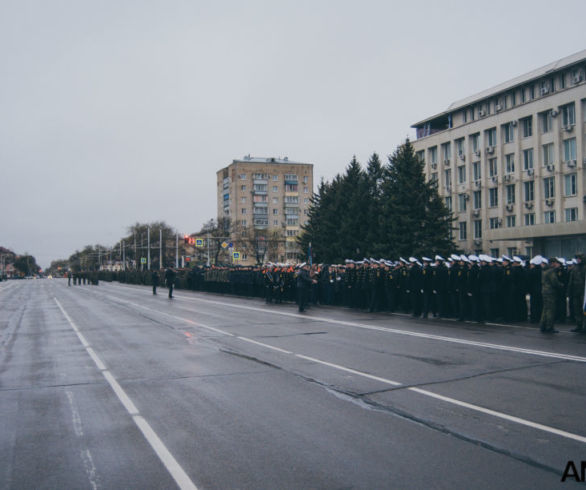 В Благовещенске под дождем прорепетировали парад Победы