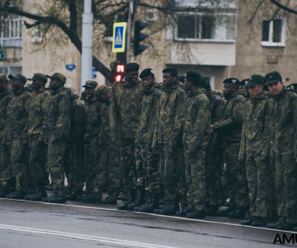 В Благовещенске под дождем прорепетировали парад Победы