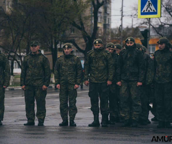 В Благовещенске под дождем прорепетировали парад Победы