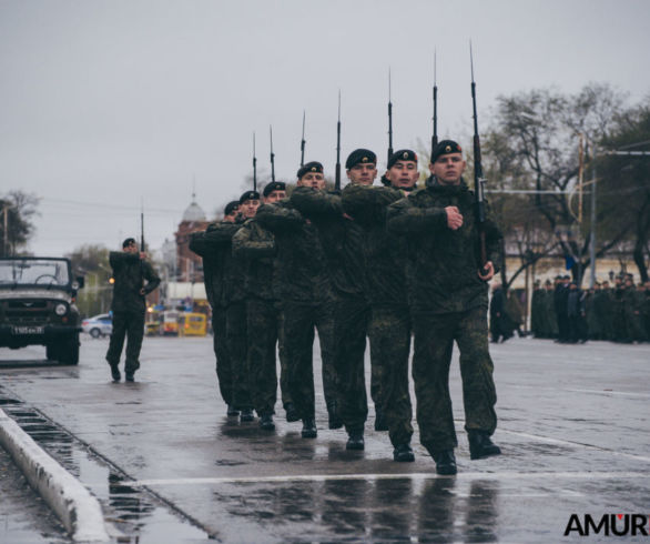 В Благовещенске под дождем прорепетировали парад Победы