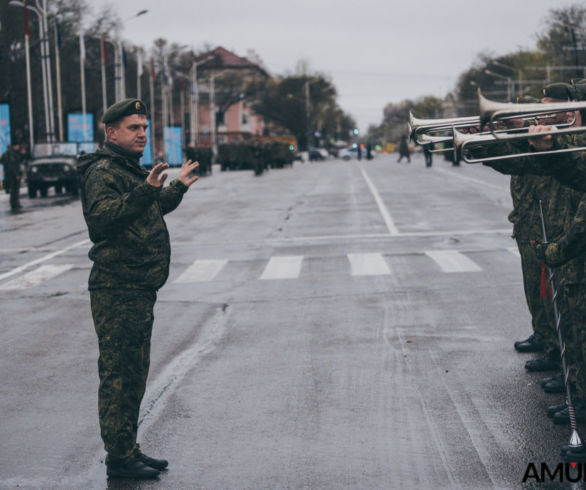 В Благовещенске под дождем прорепетировали парад Победы