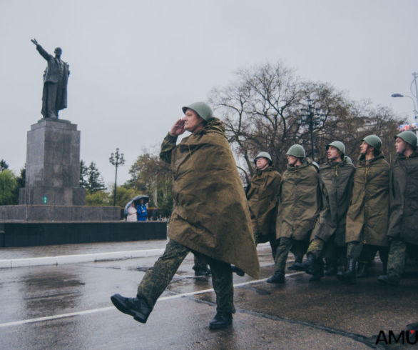 В Благовещенске под дождем прорепетировали парад Победы