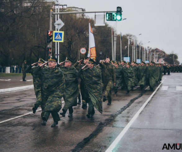 В Благовещенске под дождем прорепетировали парад Победы