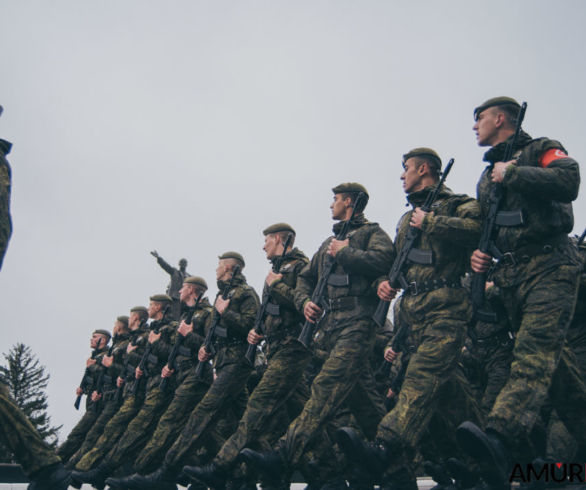 В Благовещенске под дождем прорепетировали парад Победы