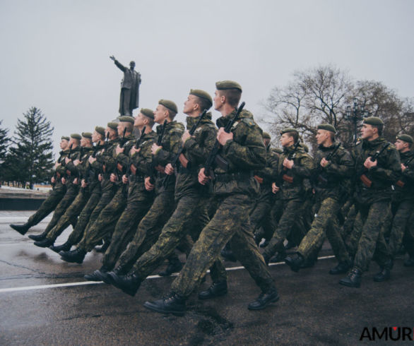 В Благовещенске под дождем прорепетировали парад Победы