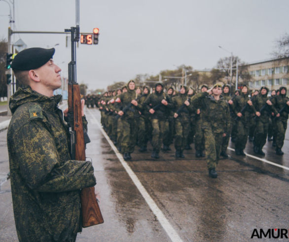 В Благовещенске под дождем прорепетировали парад Победы