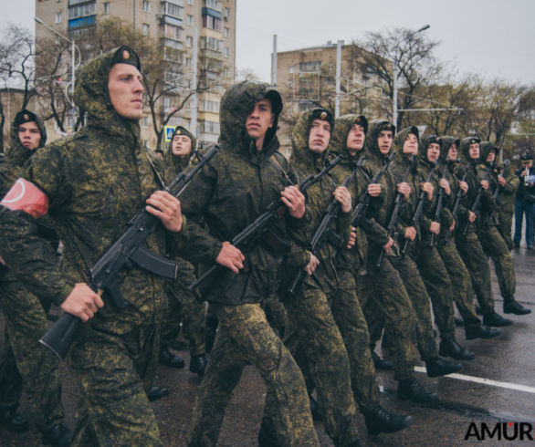 В Благовещенске под дождем прорепетировали парад Победы