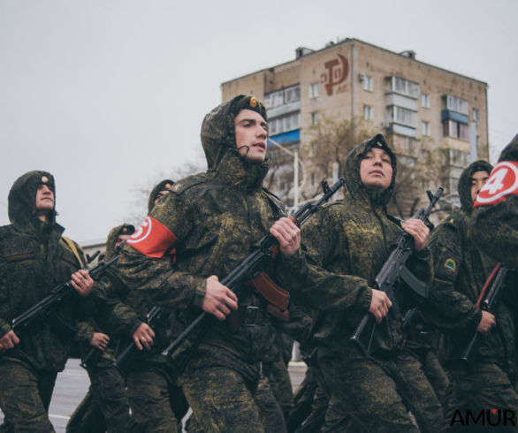 В Благовещенске под дождем прорепетировали парад Победы