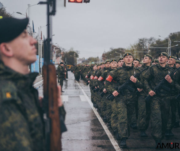 В Благовещенске под дождем прорепетировали парад Победы